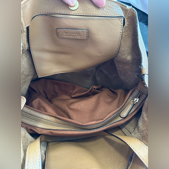 🎉SOLD🎉Michael Kors Ashbury Leather Medium Shoulder Bag - Acorn color - Picture 4 of 4
